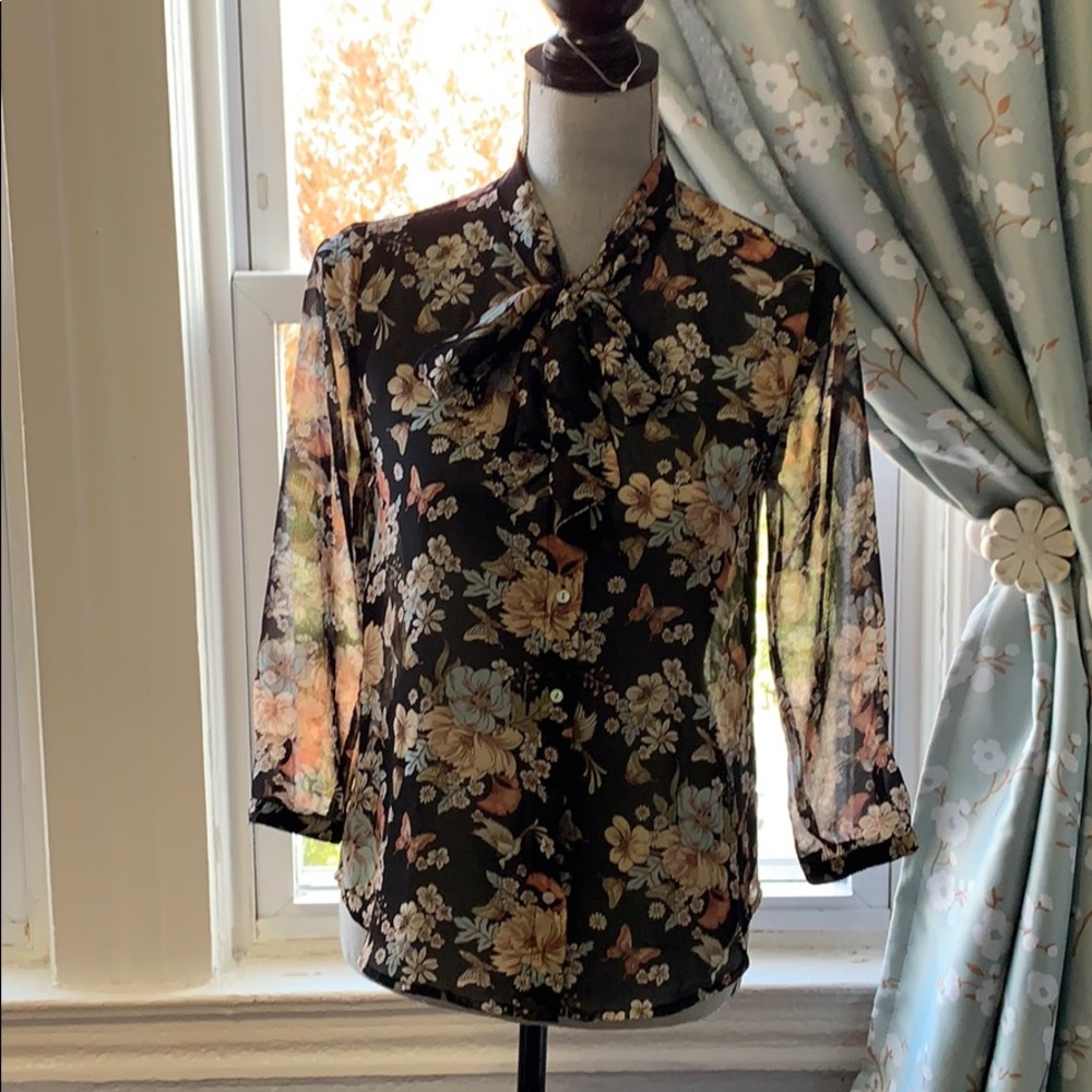 Preowned Forever 21 sz s floral blouse